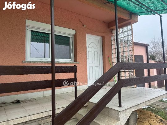 Pécsi 84 nm-es ház eladó