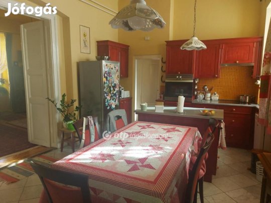 Pécsi 84 nm-es lakás eladó