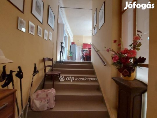 Pécsi 84 nm-es lakás eladó