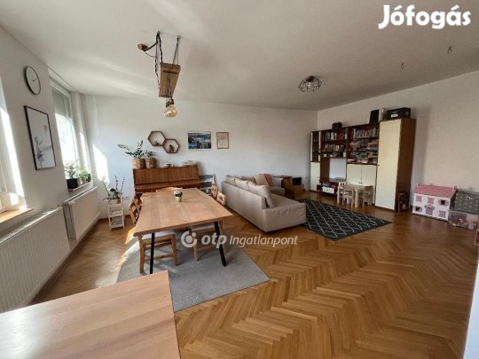 Pécsi 91 nm-es lakás eladó