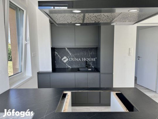 Pécsi 92 nm-es lakás eladó