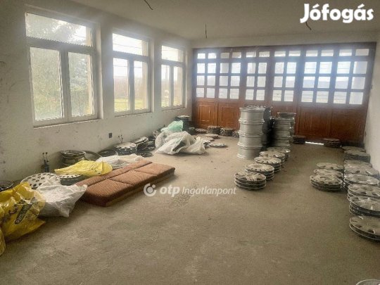 Pécsi eladó 1055 nm-es ház