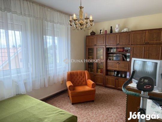 Pécsi eladó 135 nm-es ház