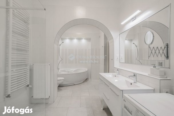 Pécsi eladó 138 nm-es lakás