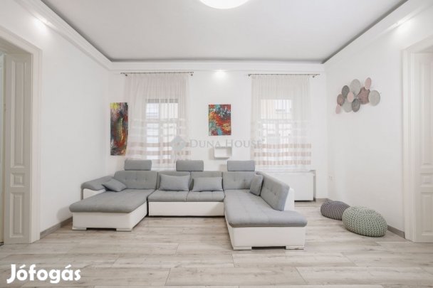 Pécsi eladó 138 nm-es lakás