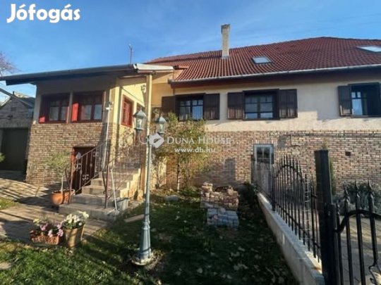 Pécsi eladó 180 nm-es ház