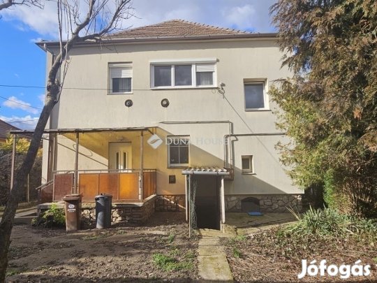 Pécsi eladó 180 nm-es ház