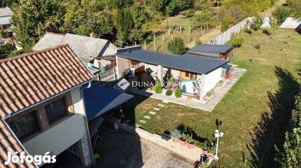 Pécsi eladó 199 nm-es ház