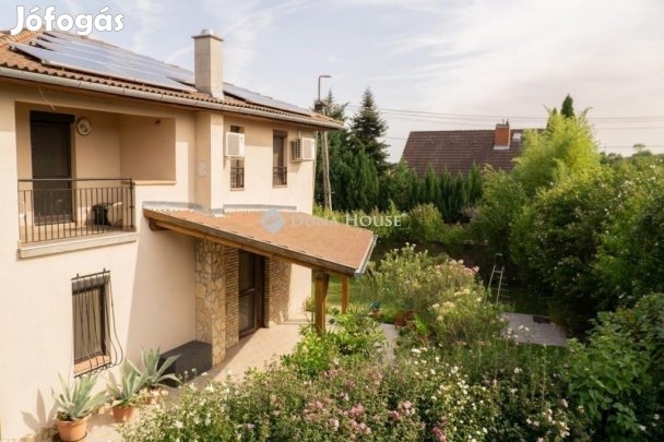Pécsi eladó 200 nm-es ház