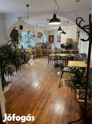 Pécsi eladó 200 nm-es ház