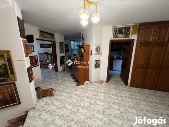 Pécsi eladó 265 nm-es ház