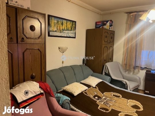 Pécsi eladó 28 nm-es lakás