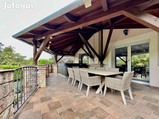 Pécsi eladó 300 nm-es ház