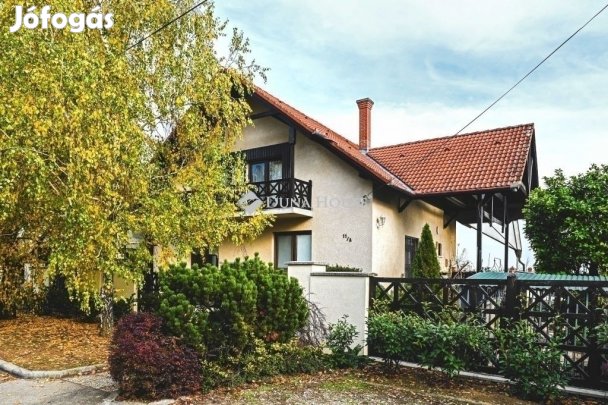 Pécsi eladó 300 nm-es ház