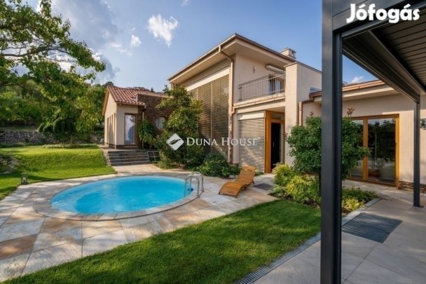 Pécsi eladó 300 nm-es ház