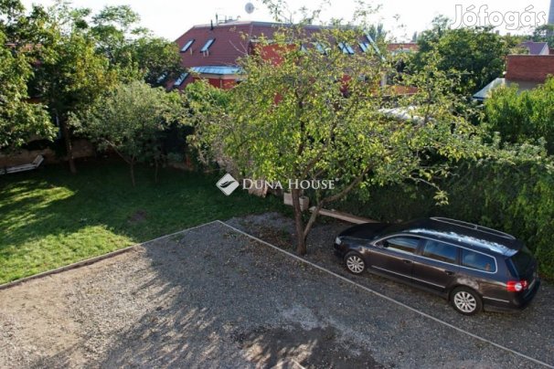 Pécsi eladó 330 nm-es ház