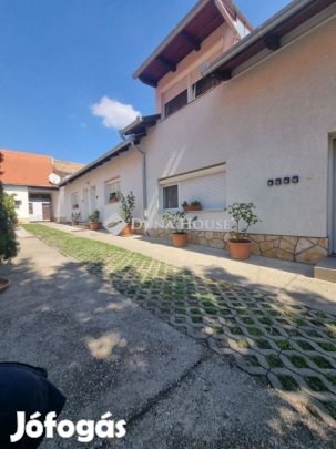 Pécsi eladó 330 nm-es ház