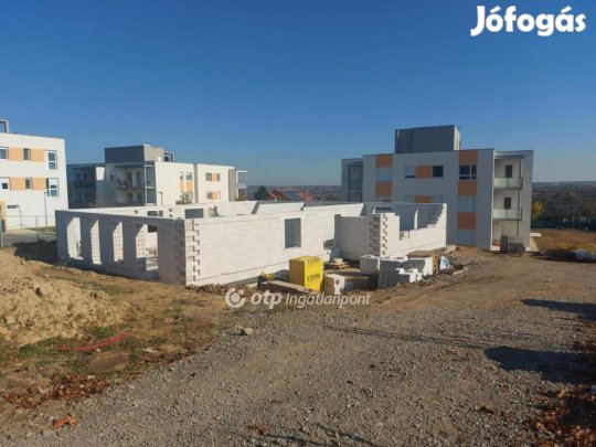 Pécsi eladó 34 nm-es lakás