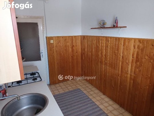 Pécsi eladó 36 nm-es lakás