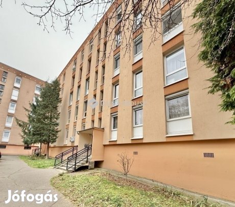 Pécsi eladó 39 nm-es lakás