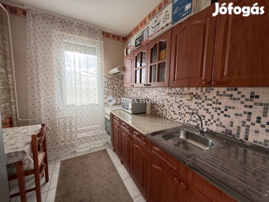 Pécsi eladó 40 nm-es lakás