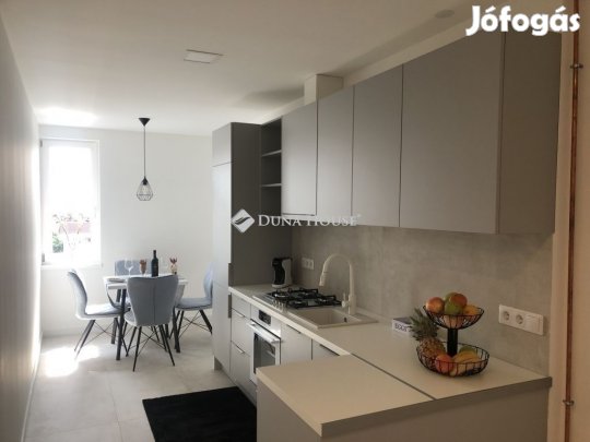 Pécsi eladó 66 nm-es lakás