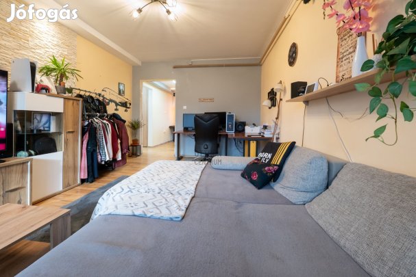 Pécsi eladó panel társasházi lakás