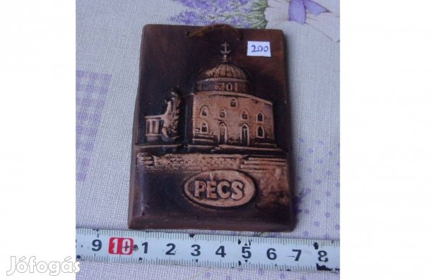 Pécsi kerámia dombormű Pécs Dzsámi Újpest központ közelében