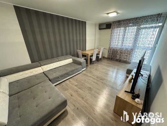 Pécskő úton felújított, 2 szobás, erkélyes lakás eladó!