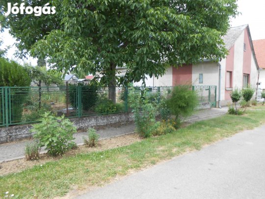 Pécstől 17 km re , családi ház szép helyen , eladó