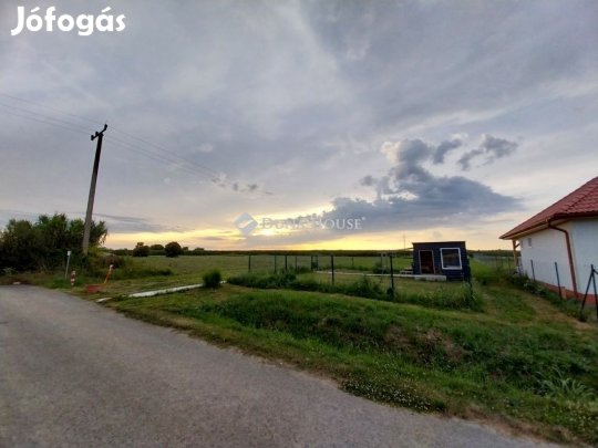 Pécsudvardi eladó 1087 nm-es telek