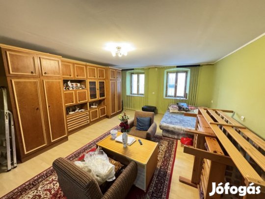 Pécsváradon a Vár utcában 3 szobás lakás eladó!