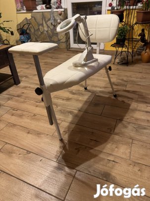 Pedikirüs csikó eladó táskával és nagyítós lámpával.