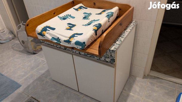 Pelenkázó szekrény. 2 fiókos, 2 ajtós, egy polc. Pelenkázó feltét rész