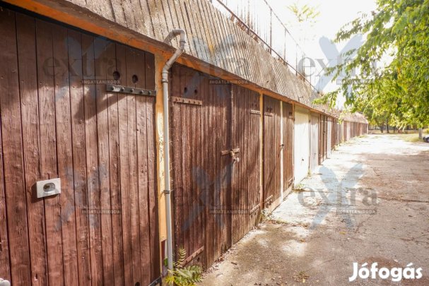 Pentelei soron 14 m-es garázs eladó  villannyal, szerelőaknával