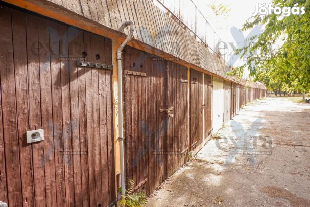 Pentelei soron 14 m-es garázs eladó  villannyal, szerelőaknával