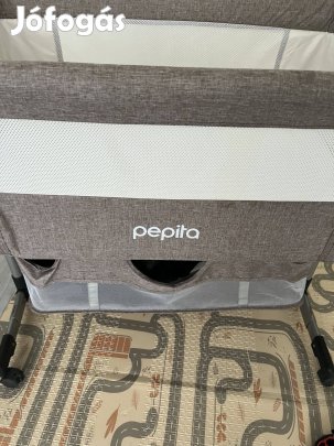 Pepita szülői ágyhoz csatlakoztatható Kiságy matraccal és tároló kosár
