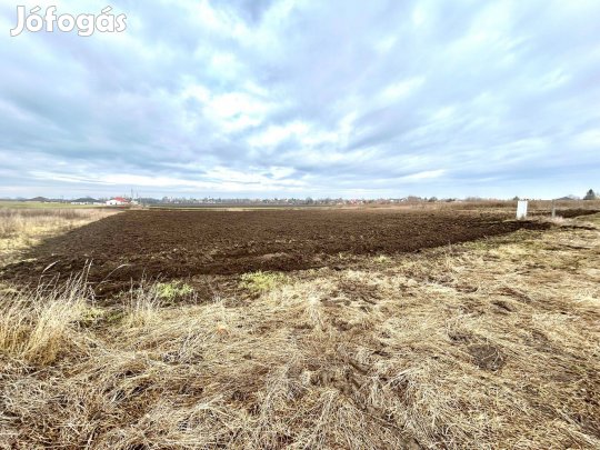 Péren eladó egy belterületi, 1303 nm területű építési telek