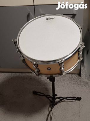 Pergődob állvánnyal