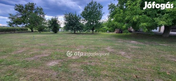 Péri 819 nm-es telek eladó