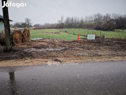 Perkátai 1636 nm-es telek eladó