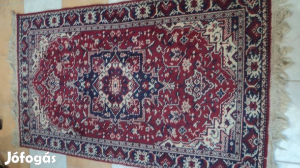 Perzsa jellegű szőnyeg (130 cm x 65 cm)