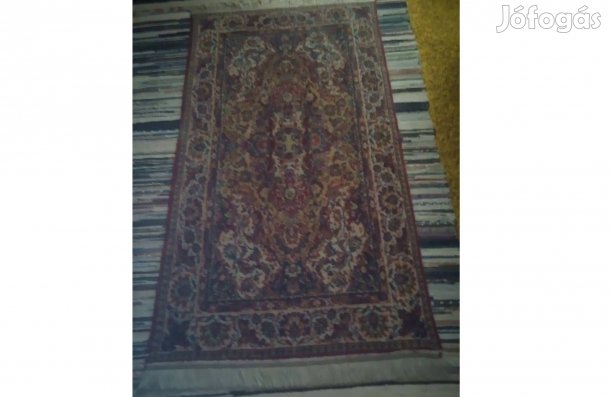 Perzsa szőnyeg két végén rojttal