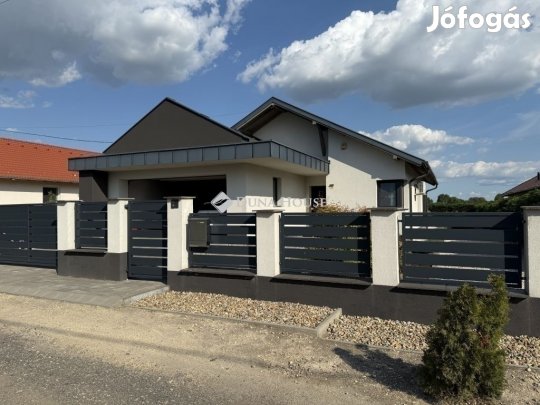 Péterii 127 nm-es ház eladó