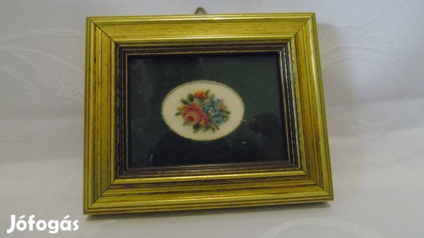 Petit point virágcsokros gobelin arany színű keretben dísztárgy