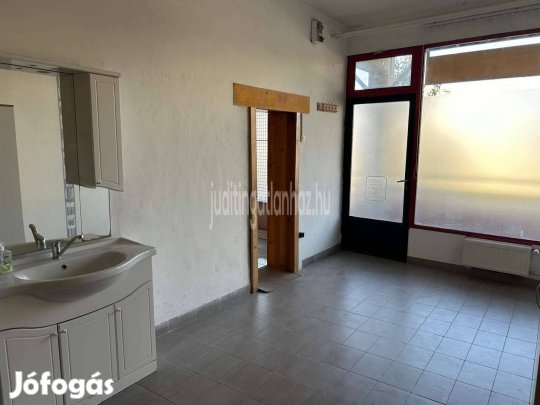 Petőfi Téren Három Részre Osztott Üzletek Egyben Vagy Külön Eladók