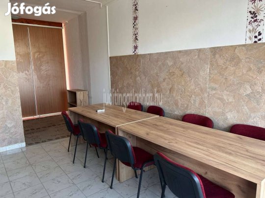 Petőfi Téren Három Részre Osztott Üzletek Egyben Vagy Külön Eladók