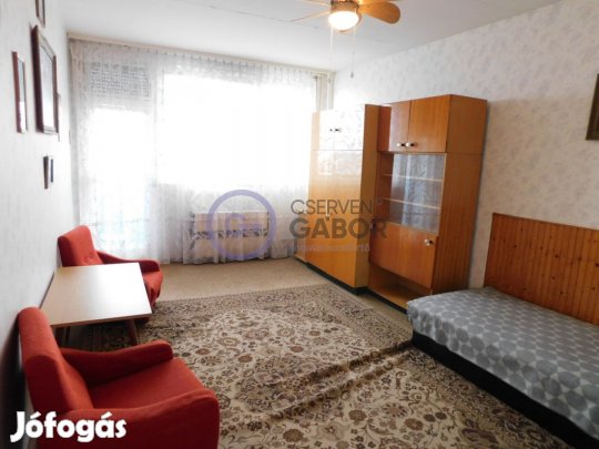 Petőfi téren, 50 m2-es, 2 szoba-étkezős lakás eladó