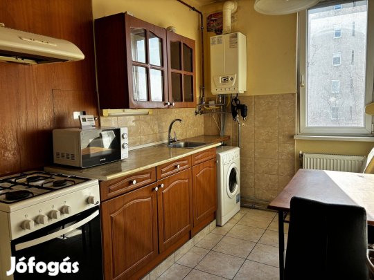 Petőfi térnél 2 szobás belvárosi lakás eladó!