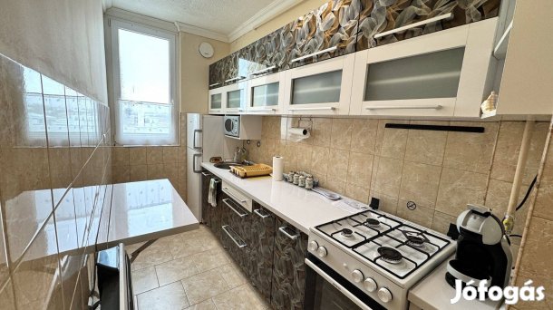 Petőfi utcán 42 nm-es 2 szobás igényesen felújított tégla lakás eladó